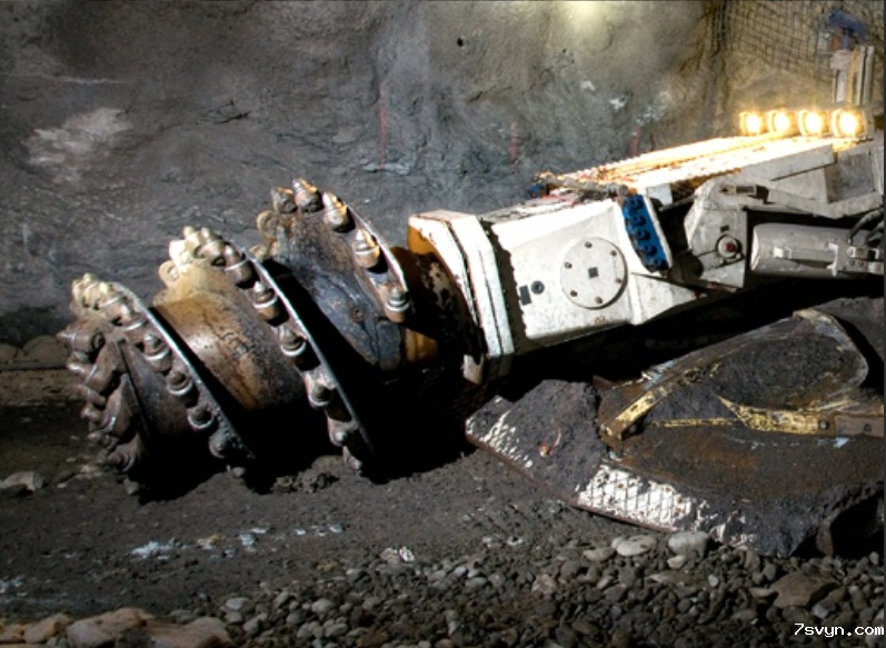 截齿角度设计：损伤最小化与效率最大化的博弈